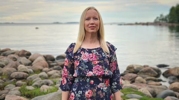 Esiintymisjännitys – kuinka siitä voi päästä yli ja loistaa lavalla, kameran edessä tai etäpalaverissa
